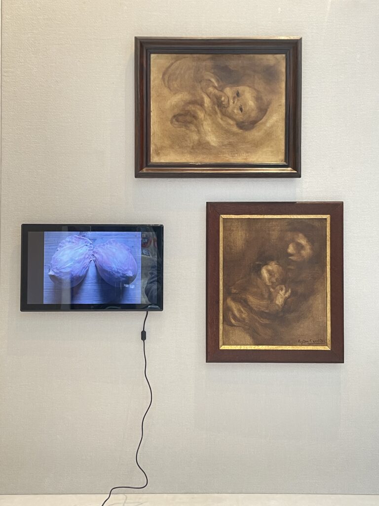 Vue de la vitrine d'exposition de la Galerie Abraham & Wolff à l'occasion de l'exposition Miriam Cahn, Eugène Carrière - schreiender säugling, dialogue entre les deux artistes autour du thème de la maternité