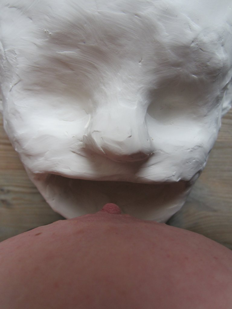 Extrait d'un diaporama numérique datée de 2014 de l'artiste suisse Miriam Cahn montrant une tête d'enfant et un sein sculptés